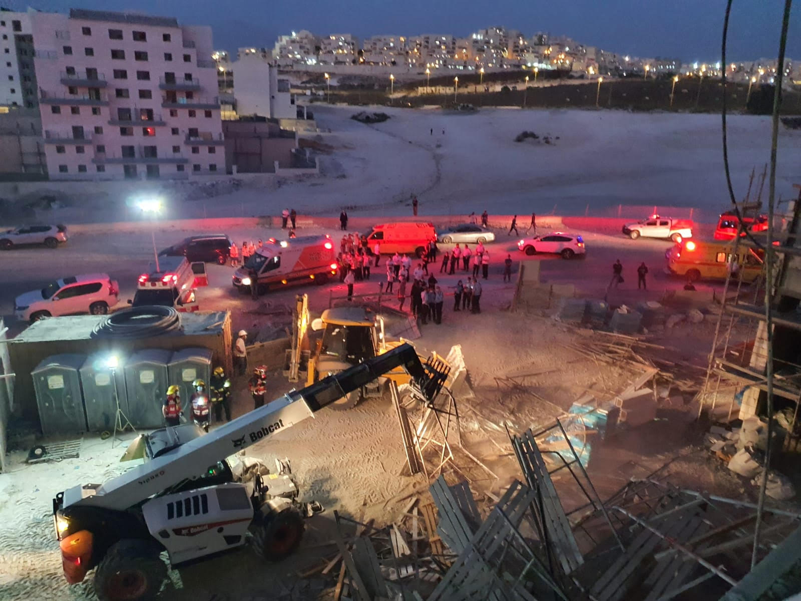 إصابة 5 عمال بجراح متفاوتة جرّاء إنهيار سقالة بورشة بناء في بيت شيمش